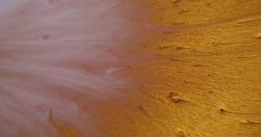 Parlak leke. Boya patlamış. Pırıl pırıl, pırıl, pırıl parlayan sıvı parçacıkları. Sanat metali pudrası soyut bulanık arkaplanı lekeler.