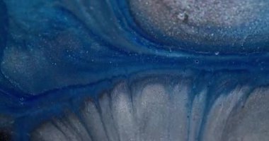 Parlak karışım. Mürekkep arkaplanı. Mavi gri gri toz akıntısı siyah yüzeye yayılıyor. Soyut simli boya parçacıkları bulanıklığı.