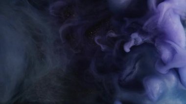 Galaksi dumanı. Boya sisi. Karanlık su soyut arka planında tuhaf bukleler halinde yıldız tozu akar. Fantastik bulutlu gece bulanık yüzeyi.