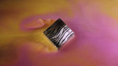 Su boyası küpü. Mürekkep gibi akış. Soyut desenli sanat arka planında çözünmüş sarı mor çok renkli duman dumanı..