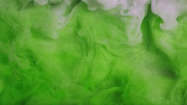 Renkli sis. Duman sıçrıyor. Odaklanmamış yeşil beyaz sıvı akışı sıvı bulut buharı boya boya mürekkep dokusu sanat desenli açık arkaplan.