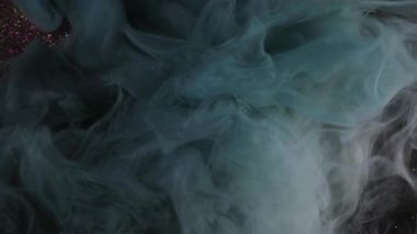 Grunge sisi. Duman sürükleniyor. Kara bulutlar parıldayan yüzeye yayılır. Suyun soyut arka planında karmaşık buklelerle kaplanmış gri boya..