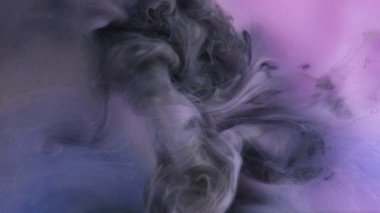 Yumuşak sis. Sıçrama bulutu. Odaklanmamış metalik pembe sis boyası mürekkep buharı soyut sanat arka planında ışıl ışıl parlayan duman..