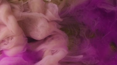 Renkli duman bulutu. Dalga sisi. Odaklanmamış pembe sisli boya mürekkep buharı soyut sarı parıldayan sanat arka planında parıldıyor..