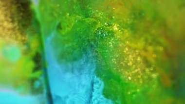 Su karışımı boya. Parıldayan sıvı dalga. Odaklanmamış mavi altın rengi ışıldayan parçacıklar desen mürekkep karışımı soyut arkaplan.