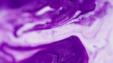 Işıldayan sıvı akışı. Parlak mürekkep. Odaklanmamış mor beyaz renk ışıltılı doku akrilik emülsiyon karışık dalga soyut sanat arka planı.