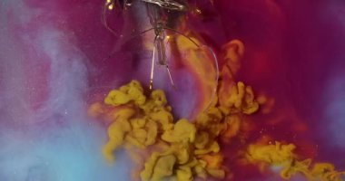 Boya fırçası. Parlak duman. Pembe parıldayan sanat sıvısını karıştıran turuncu duman spreyi. Açık renk çelenk kırık ampul soyut su arkaplanı.