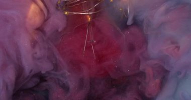 Yaratıcı duman. Boya dumanı. Peçe gri pembe mürekkep dalgası kırmızı köpüklü suda esiyor. Kırık parlak ampul dekoratif soyut arkaplan.