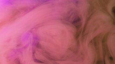 Sanat bulanıklığı. Duman süspansiyonu. Parlak pembe bulut kabarcıkları soyut arka planda su girdabı oluşturur. Suluboya bulanık spiral boya ile pürüzsüz dalgalı ışık akışı.