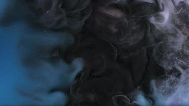 Bulut dumanı. Akış buharı. Odaklanmamış mavi çok renkli bulanık boya mürekkep deseni soyut sanat arka planında köpüren sıvı..