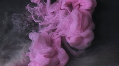 Harika bir boya dokusu. Duman etkisi. Odaklanmamış pembe renk akışı sıvı bulut buharı kara sanat arka planında sisli su mürekkebi.