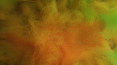 Duman dalgası. Renkli sis. Odaklanmamış bulutta turuncu sarı akarsu karışımı. Havadar boya tozu su sisi kozmik örtülü dokuya sahip soyut arkaplan.