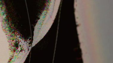 Arıza çatlağı. Hasarlı televizyon. Hasarlı cam yüzeyin altına siyah sıvı dökülüyor. Arızalı yayın görüntüsünün homurtusu kapatılmış arkaplan