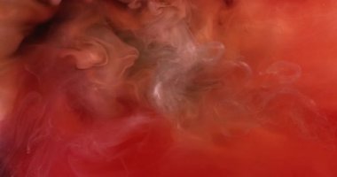 Köpüklü sıvı. Buhar dokusu. Turuncu kırmızı şeftali rengi kaprisli sıvı sanatsal arka plan. Duman pigmenti boyası pürüzsüz boya gölgesi.