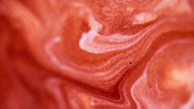 Parlak sıvı dalga. Akrilik sim akışı. Odaklanmamış kırmızı altın rengi parıldayan parçacıklar mermer desen boya soyut sanat arkaplanı dökülüyor.