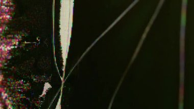 Çarpışan görüntü. Başarısız objeler. Hasar desenli siyah cam ekran. Arızalı grunge tahıl yüzeyi modern elektronik ekipmanların odaklanmış dokusu.