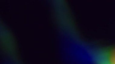 Gökkuşağı ışığı parlıyor. Bulanık prizma örtüsü. Odaklanamayan sızıntı, çok renkli yeşil ışınlar soyut sanat arka planında gradyan ışın lenslerini titretiyor.