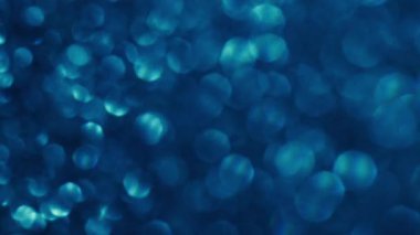 Odaklanamayan ışıltı. Parıltılı bir parlama. Renk değişimi ile dekoratif arka plan. Karmaşık mavi ışınlar, hassas fantezi atmosferi..