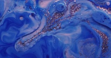 Yağlı boya. Köpüklü sıvı. Mavi menekşe, diş minesi, nem, akryl damlası, simli parçacıkları karıştırıyor. Şeffaf jel katman su soyut arkaplan.