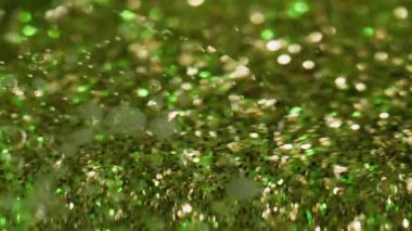 Yağ kabarcıkları. Parlak doku. Odaklanamayan çok renkli, şeffaf, parıldayan boya, su damlacıkları soyut, bulanık bokeh ışık sanat arka planında yüzüyor..