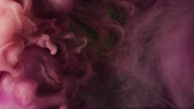 Sıvı galaksi. Pembe duman. Soyut arkaplanda tuhaf buklelerle renk tozu akışı. Parlayan suyun muhteşem dokusu..