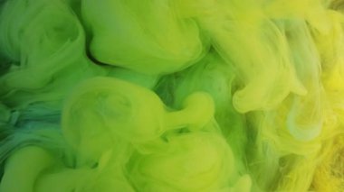 Renkli sis. Duman parçacıkları. Parlak yeşil bulut kabarcıkları soyut arka planda su girdabı oluşturur. Karışık suluboya çözünmüş boyayla pürüzsüz dalga akışı.