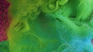 Akan boya. Su mürekkebi yüzeyi. Odaklanmamış yeşil çok renkli sis bulutu soyut mor parıldayan sanat arka planında parıldıyor.