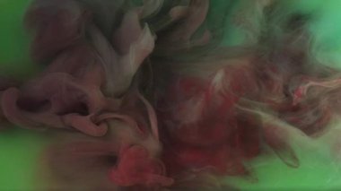 Boya patlamış. Sis dokusu. Odaklanmamış kırmızı sisli mürekkep buharı sıvı duman bulutu soyut yeşil sanat arka planında parıldıyor.