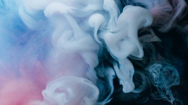 Duman sıçraması. Bulut karışımı. Puff boya spreyi renk çekimi siyah arkaplana pigmenti yaydı. Sanat çevirme dumanı soyut odaksız akış.