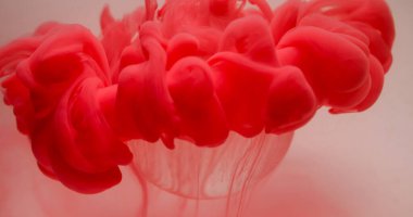 Boya bulutu. Akan mürekkep. Odaklanmamış kırmızı duman dokusu sıvısı soyut sanat ışığı arka planında cam baloncuğun üzerine sıçrıyor.