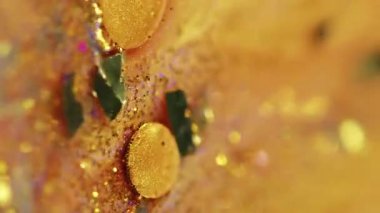 Dikey video. Parıldayan sıvı dalga. Işıldayan sıvı. Bulanık altın rengi metalik pullu parçacıklar boya parlatıcı mürekkep emülsiyonu soyut sanat arka planında bokeh ışıkları.