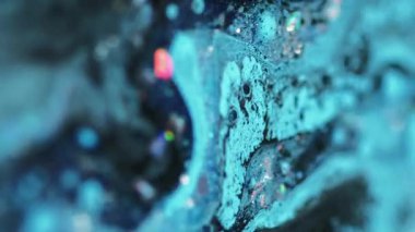 Dikey video. Sıvı sim dokusu. Mürekkep damlası. Odaklanmamış siyah mavi renk holografik parçacıklar boya karışımı yağ emülsiyon sıvısı akışı hareketli soyut sanat arka planı.
