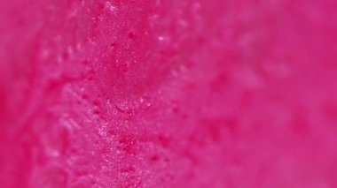 Parıldayan krema sıvısı. Işıl ışıl. Odaklanamayan şeffaf pembe renkli parlak pullu parçacıklar parlak emülsiyon dalgası hareketli bokeh ışık dokusu soyut sanat arkaplanı.