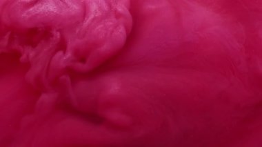 Parlak sıvı. Pigment sıvısı. Pembe mürekkep jeli sabun parıldıyor sanatsal emülsiyon yayılıyor soyut arkaplan girdabı kıvrımlı dalga boyası sisi.