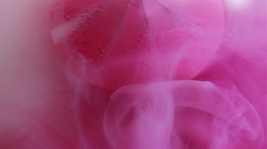 Sis dalgası. Suluboya mürekkep. Renkli su matı içine dökülen hassas pembe duvak pigmenti soyut arka plandaki toz bulutu çözünmüş elmas.