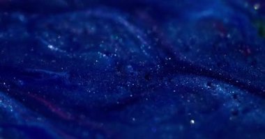 Mürekkep suyu. Mermer dokusu. Bulanık mavi mor parlak sıvı sıvı yağ damlası soyut bokeh akrilik zemin üzerinde yüzüyor..