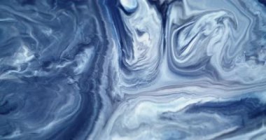 Islak mermer. Parçacık arkaplanı. Su akrilik nemli doku lekelerinde bulanık mavi renkli boya sanat soyutlamasına yayılıyor..