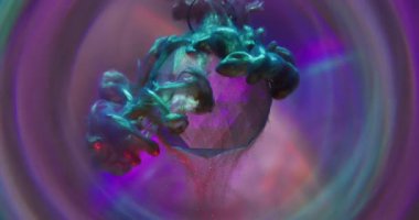 Parıltı yayılıyor. Sis mürekkebi. Parlak sanat dumanı cam elması kaplıyor. Polonyalı çok renkli karışım neon sıvısı çözünmüş yuvarlak mercek arka planı.