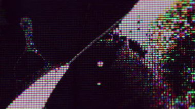 Kusurlu ekran. Kırık monitör. Kırık cam yüzeyinin altında siyah mürekkep akışı. Kırık matris arka planının homurtusu