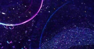 Moleküler doku. Yağ arka planı. Odaklanmamış mavi neon rengi pullar sanat ışığı soyutlaması üzerinde dönen suyun etrafında dönüyor..