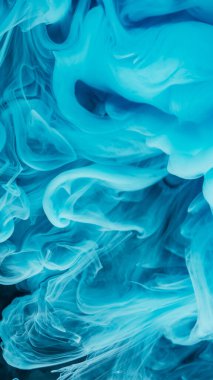 Buhar mürekkebi. Sis karışımı. Mavi kıvrımlı kıvrımlı kıvrımlı sıvı akışı. Sanat rengi sıvı bulut boyası karışımı çözünmüş soyut siyah arkaplan.