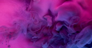 Buhar karışımı. Boya bulutu. Renkli akım neon spreyi, su dokusu arka planında. Bulanık sıvı kimyasal reaksiyonda mor pembe floresan boya dökülmüş..