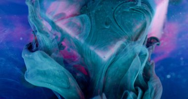 Buhar akışı. Boya girdabı. Menekşe rengi pembe neon küpten damlayan turkuaz pigmentler. Soyut bulanık mürekkep parlatıcı karışık renk arkaplanı.