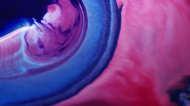 Sıvı lekeler. Akışkan sanat. Soyut kozmetik arka planda hareket eden kırmızı, mavi renkte, suya jel boya döker..