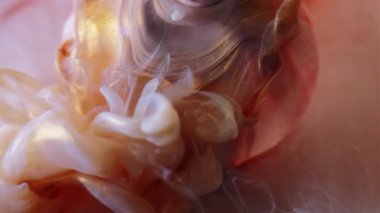 Parıldayan sıvı. Sanat buharı. Beyaz bej rengi altın peçeli dalga toz mat üzerine boya döküyor kristal şeftali tozu soyutlanmış arka plan.