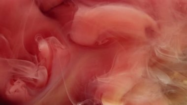Mermer akarsu. Duman bükme. Renksiz, boyasız, pembe şeftali suyu kıvrımlı yüzeyi. Fantezi arka plan sıvısı soyut bulanık desen.