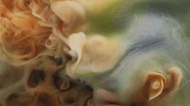 Duman girdabı. Boya akışı. Bulanık suda yüzen kahverengi gri bej peçe. Soyut mistik sanatsal sis sıçrama renk pigment arkaplanı.