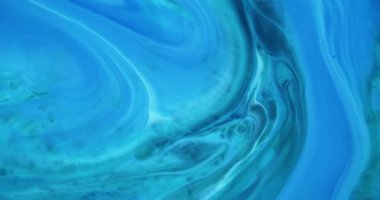 Mürekkep parçacıkları. Akrilik sıvı. Su mermeri emaye dokusundaki bulanık mavi cyan rengi kimyasal madde soyut arkaplanda hareket ediyor.
