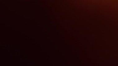 Renk farkı. Bulanık ışık sızıntısı. Sarı turuncu parlak kıvılcım koyu soyut modern arka planda Bokeh etkisi ile hareket ediyor.