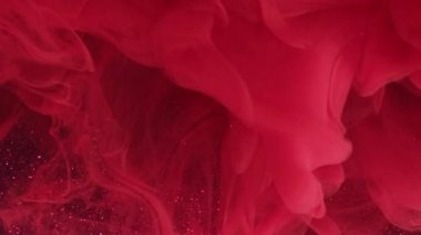 Köpüklü boya. Sigara içme sanatı. Suyun altında dönen renkli sis pigmenti. Soyut mor mürekkep arka planında parlak kırmızı turuncu.